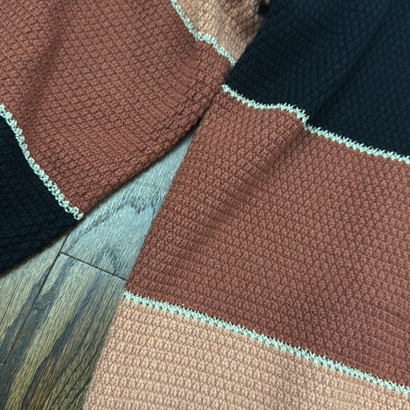 Colorblock Crew Neck Sweater NWT - Picture 4 of 5